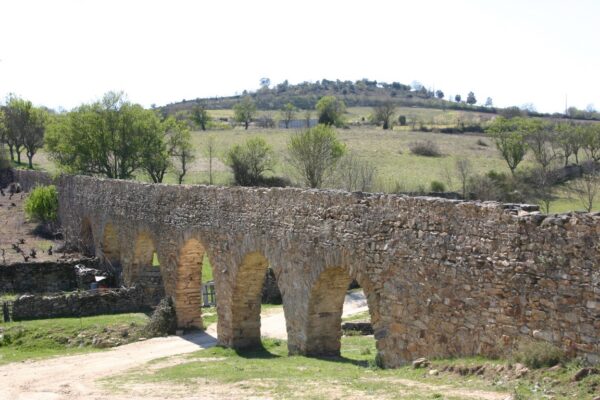 Walking in Aqueduto de Vilarinho Portugal